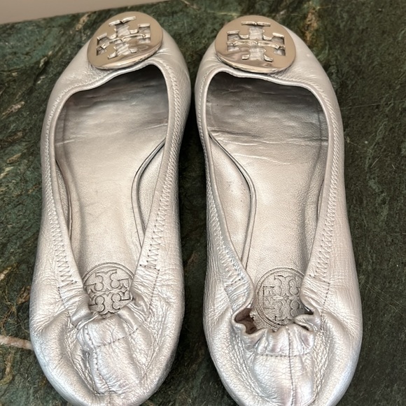 Tory Burch Whipstich Trim Silver Ballet Flats - Size 6.5 - Picture 7 of 12